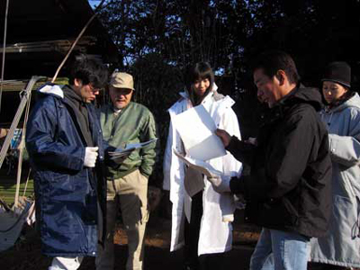 台本のセリフをチェックする左から松澤さん、柴田さん、ヒロイン役の桂さん、天宮さん、プロデューサーの西。