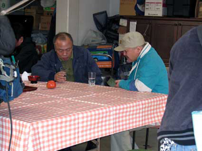 酒を飲みながら話すシーン不破さん、柴田さん。