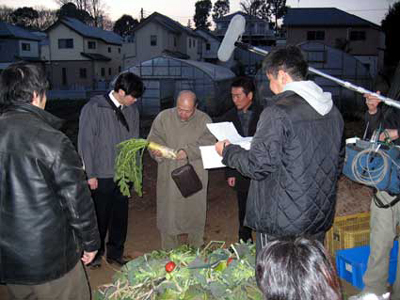 無農薬野菜を前に芝居する三人のオヤジ。