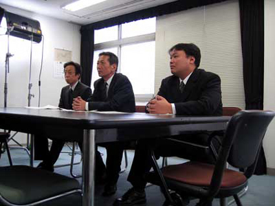 オヤジ松澤さんが面接に来るシーン。左からモランボンの社長ジョンさん、山田辰夫さん、今回は制作でも参加してくれている小和田さん。