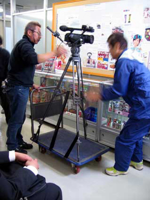 カメラマンのさのさんと手伝う峰岸さん。