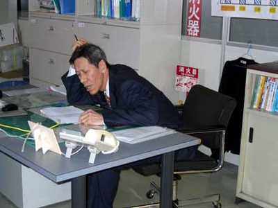 役作りをする斉藤洋介さん。