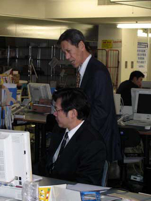 松澤さんに仕事は甘くないと説教する斉藤さん。