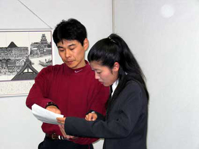 「野に咲く花なら」でおなじみ、今回は制作でも参加してくれている田中さん、とOL役の石井絹ちゃん。