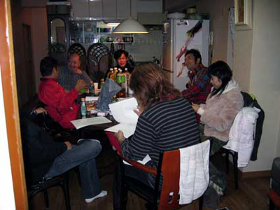 オミノショップのロケでキャスト、スタッフの控室となった古代眞琴さんの自宅でくつろぐ皆。