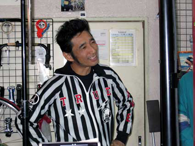 オミノショップでオーナーのオミノ役のラッキィ池田さん。