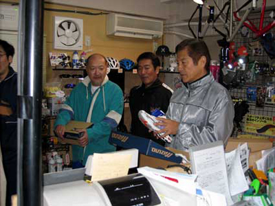 シューズをもらうオヤジたち。