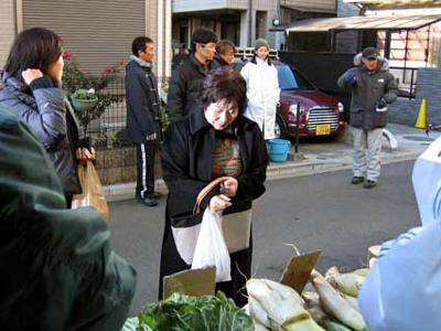 トライアスロンショップの前で野菜を売ることに。