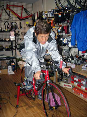 バイクのトレーニングをする峰岸さん。