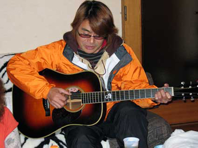 テーマ曲の候補を披露する古代眞琴さん。