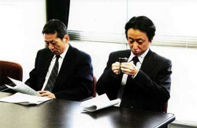 会社面接シーン(右からモランボンのジョンさん、山田辰夫さん)。