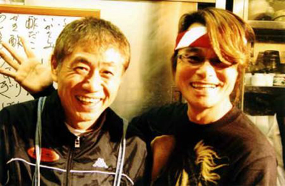 居酒屋店長役の古代さん(左)とその店の店主の落合さん。