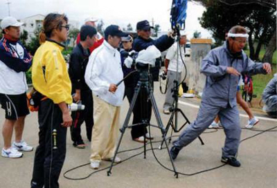 走るカメラマンのさのさん。