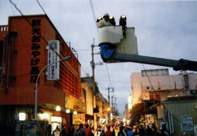 西里商店街ではクレーンも出動。