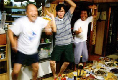 民宿で盛り上がる三人のオヤジ達。